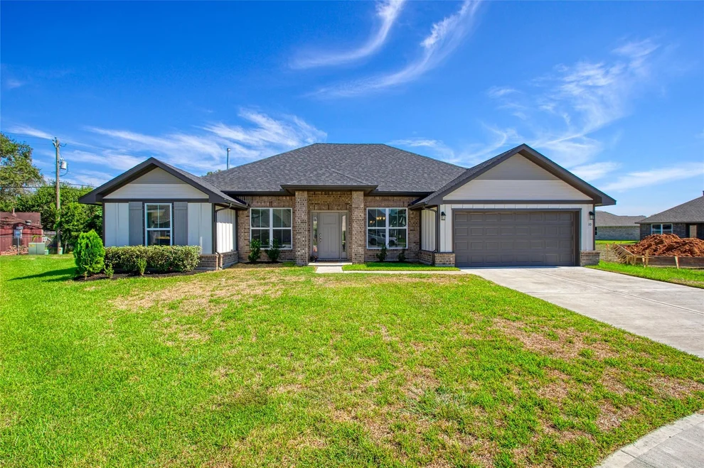 Unit for sale at 10 Gemstone Court, Angleton, TX 77515