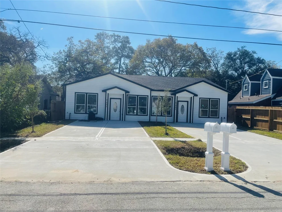 Unit for sale at 7002 S Hall Street, Houston, TX 77028
