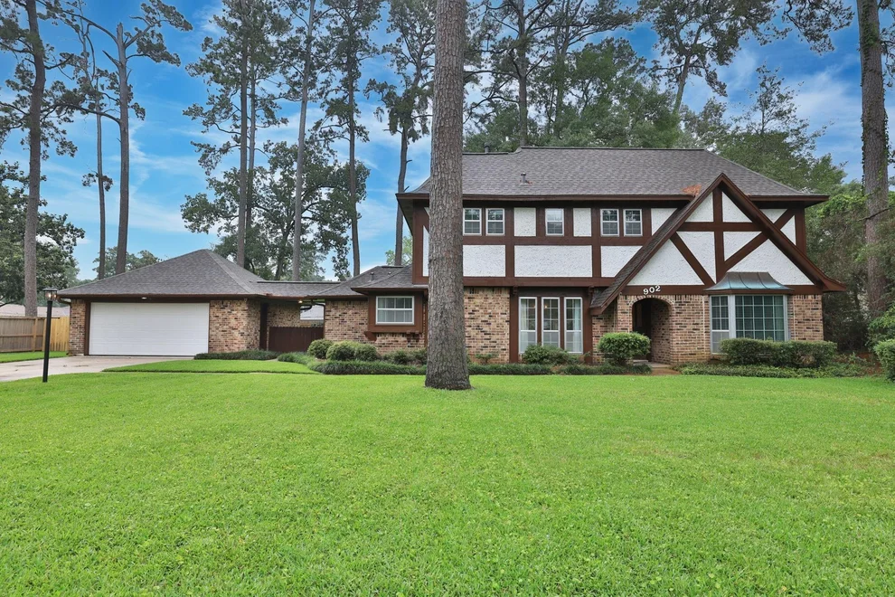 Unit for sale at 902 Castle Hill Trail, Kingwood, TX 77339