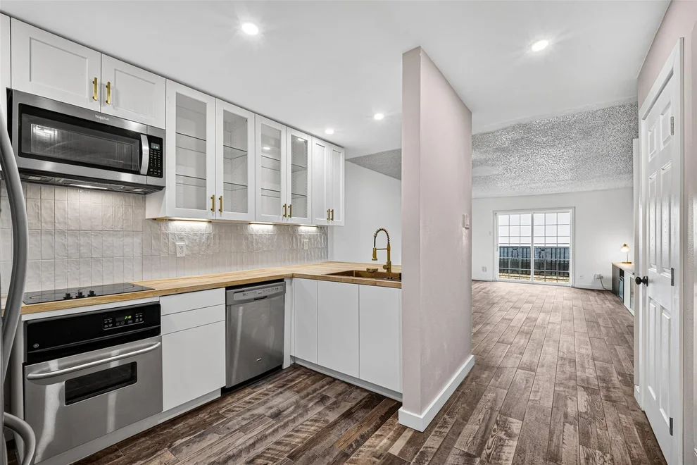 Unit for sale at 3131 Southwest Freeway, Houston, TX 77098