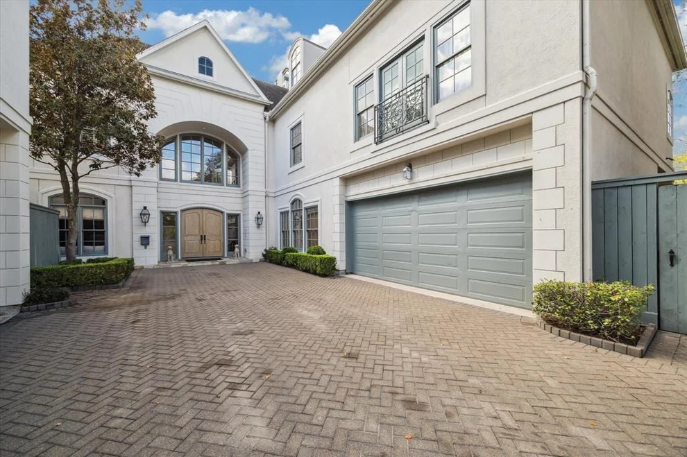 Unit for sale at 21 N Wynden Drive, Houston, TX 77056