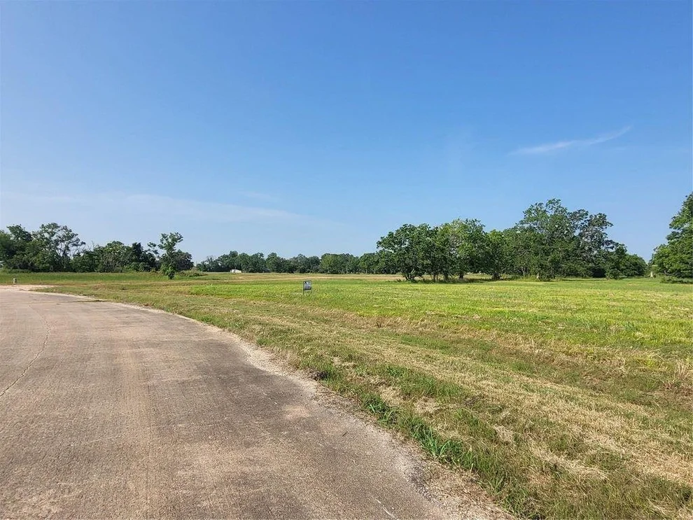Unit for sale at 400 Conestoga Trl, Angleton, TX 77515