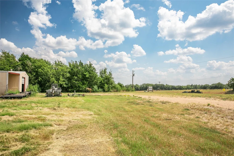 Unit for sale at 30 Red Tip Ln, Brenham, TX 77833