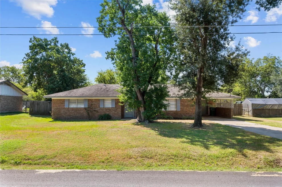 Unit for sale at 111 W Viser Street, Madisonville, TX 77864