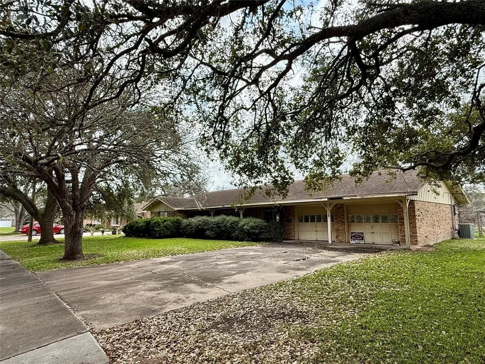 Unit for sale at 118 Clover Street, Lake Jackson, TX 77566