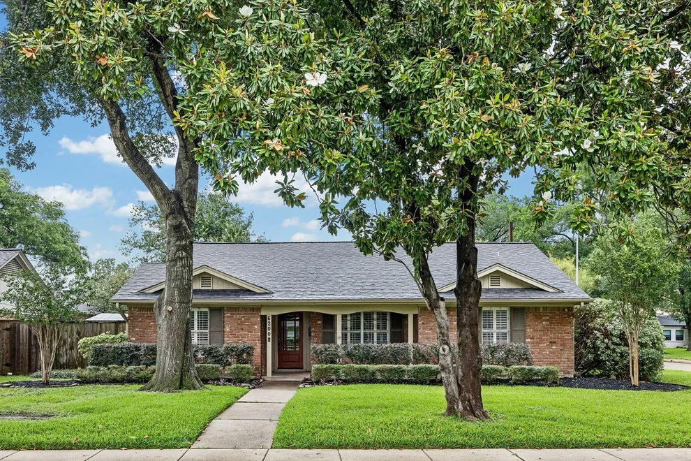 Unit for sale at 6200 Locke Lane, Houston, TX 77057