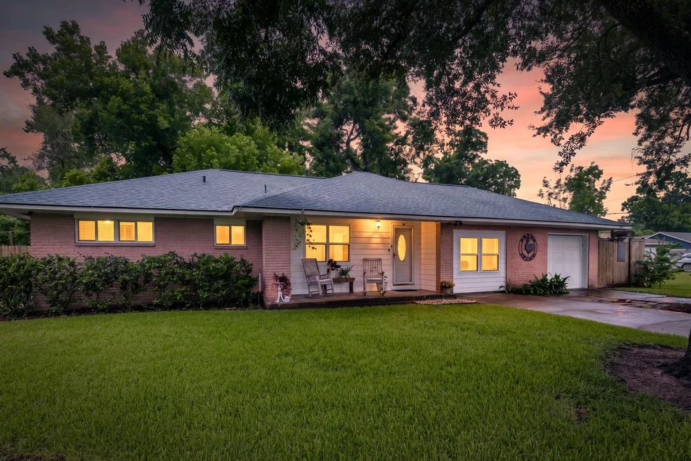 Unit for sale at 303 Southern Oaks Dr, Lake Jackson, TX 77566