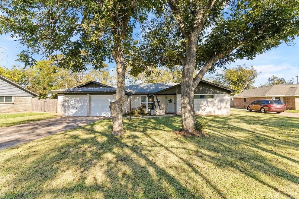 Unit for sale at 106 Southern Oaks Drive, Lake Jackson, TX 77566