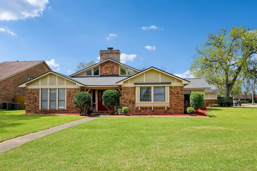 Unit for sale at 315 Arrowwood St, Lake Jackson, TX 77566