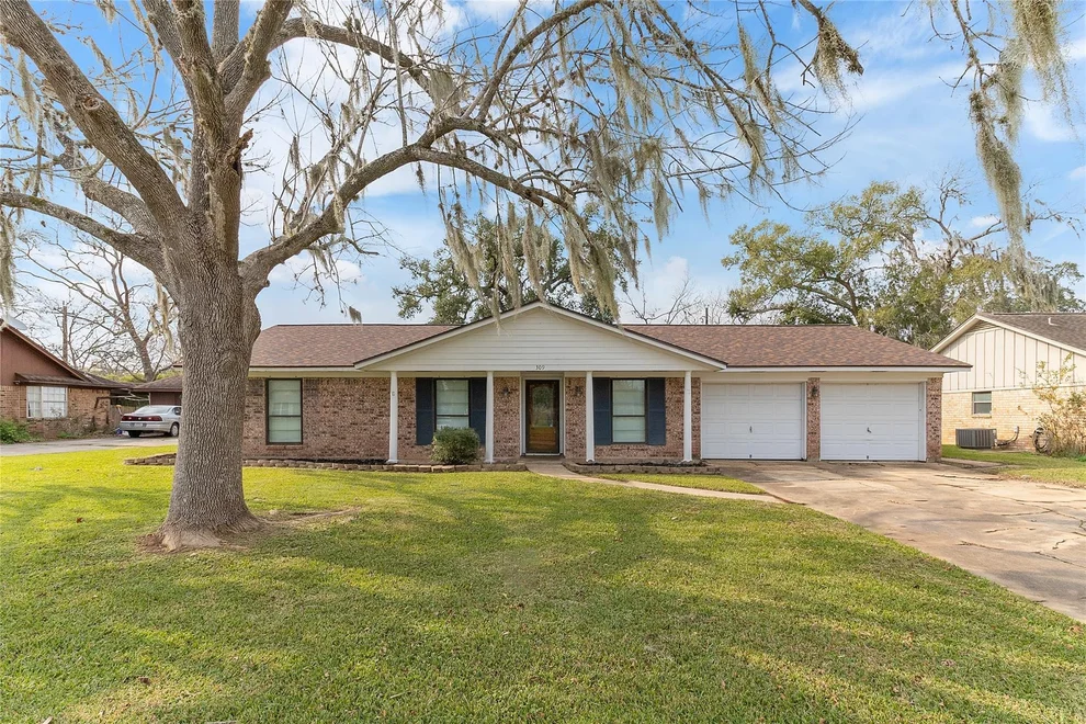 Unit for sale at 309 Petunia Street, Lake Jackson, TX 77566
