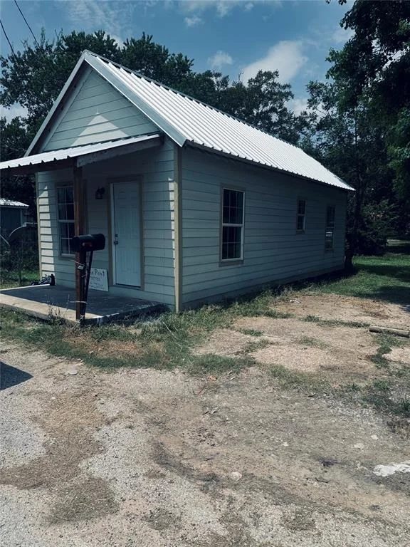 Unit for sale at 408 M L King, Edna, TX 77957