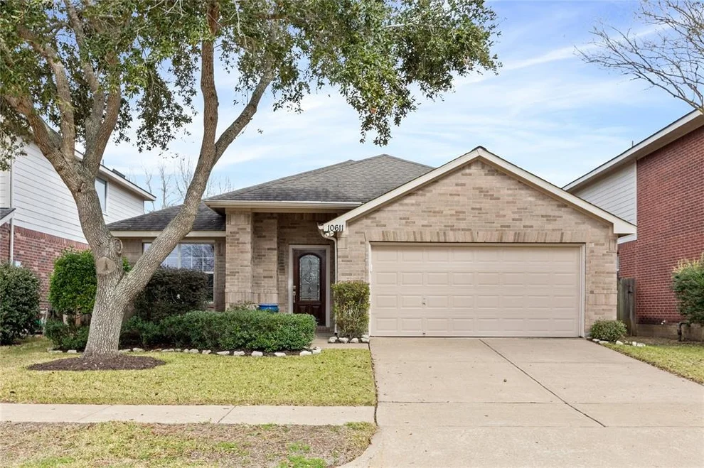 Unit for sale at 10611 Saratoga Square, Missouri City, TX 77459