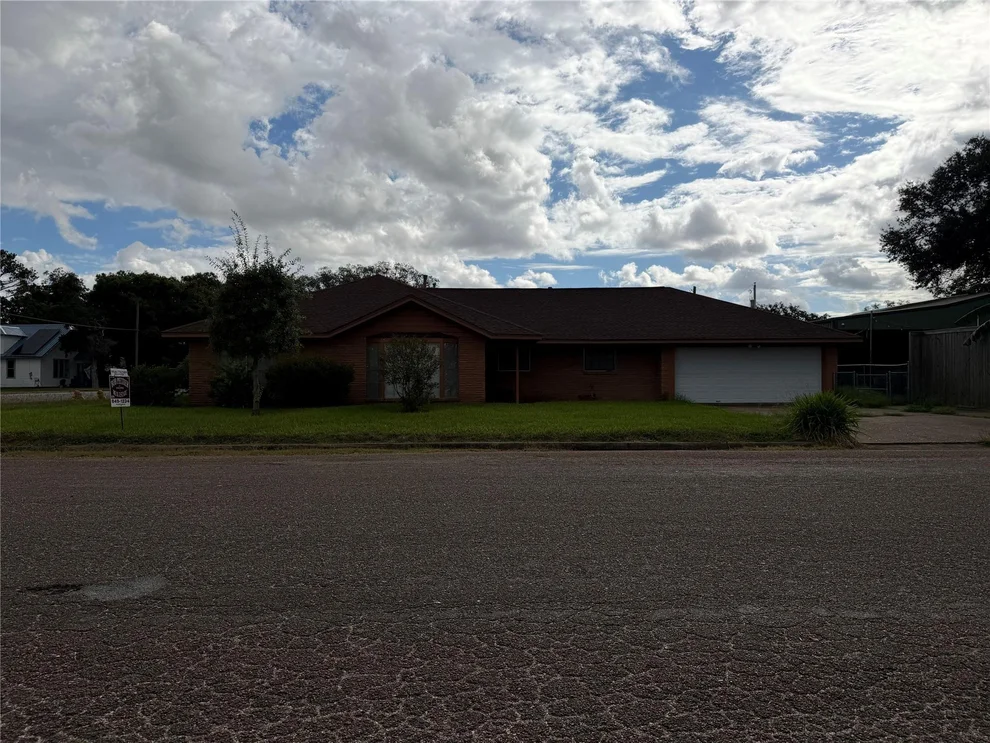 Unit for sale at 300 E Myrtle Street, Angleton, TX 77515