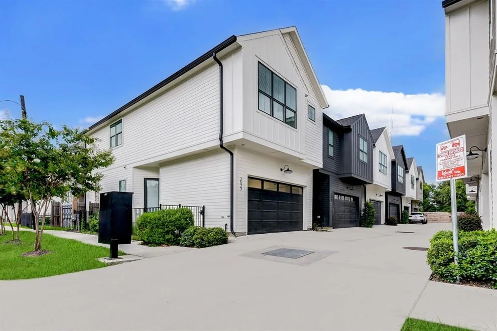 Unit for sale at 3505 Oakwood Crest Cove, Houston, TX 77018