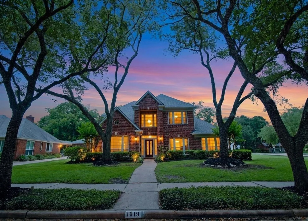 Unit for sale at 1919 Oakhurst Parkway, Sugar Land, TX 77479