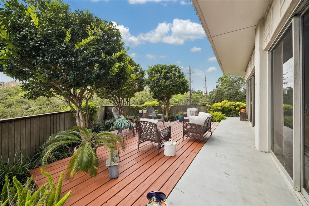 Unit for sale at 5050 Woodway Drive, Houston, TX 77056