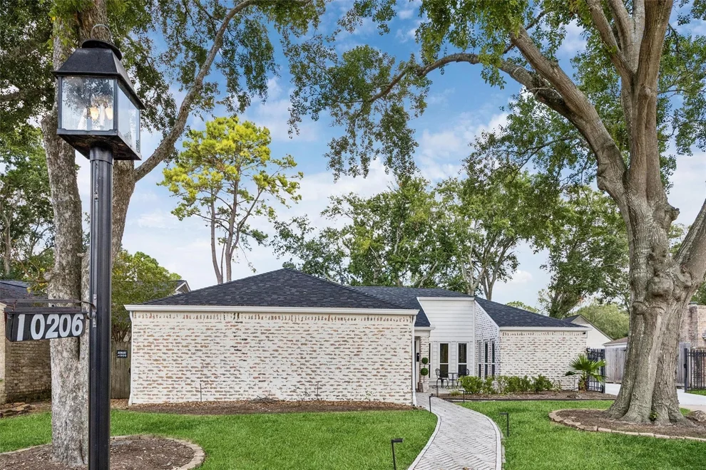 Unit for sale at 10206 Burgoyne Road, Houston, TX 77042
