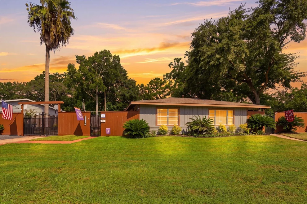 Unit for sale at 1704 Nina Lee Lane, Houston, TX 77018