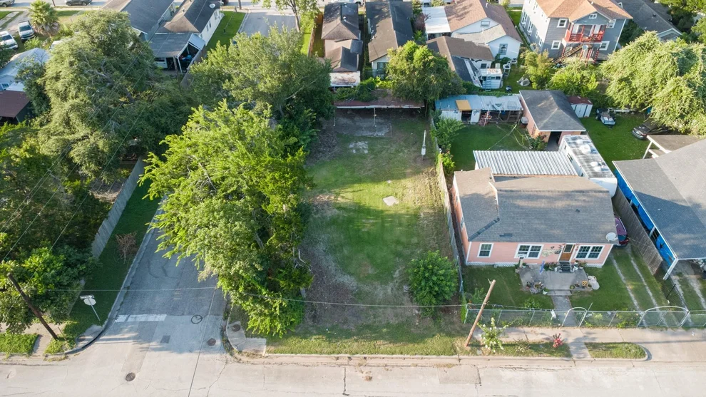 Unit for sale at 200 E Defee Avenue, Baytown, TX 77520