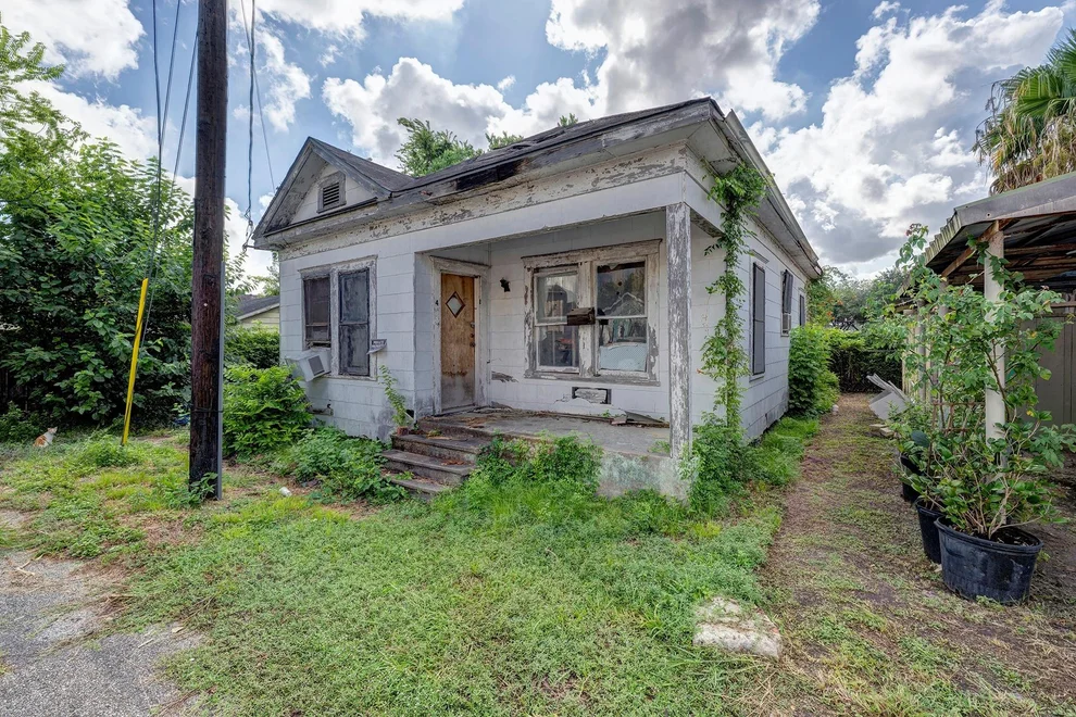 Unit for sale at 4 Canal Court, Houston, TX 77011