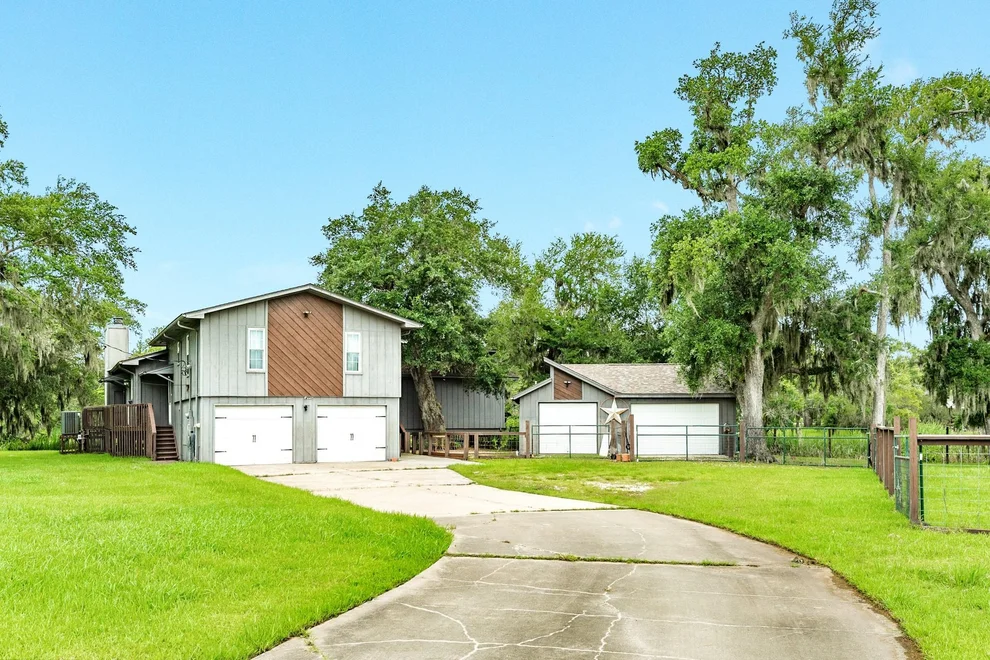 Unit for sale at 1 Buffalo Ct, Lake Jackson, TX 77566