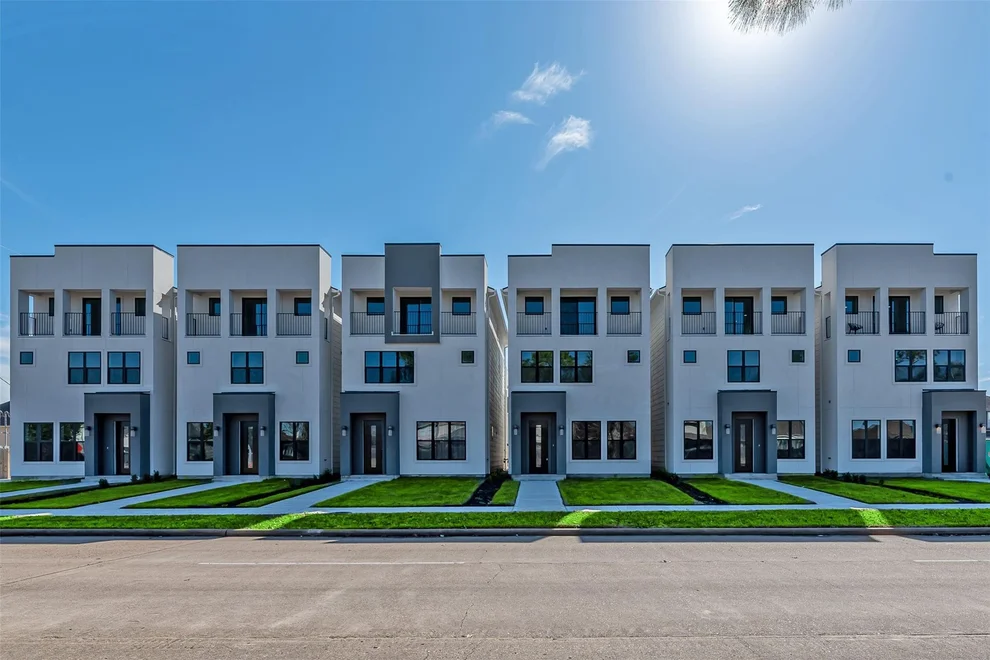 Unit for sale at 15000 S Richmond Avenue, Houston, TX 77082