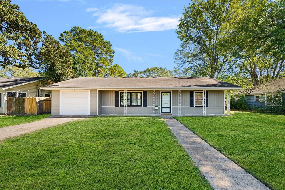 Unit for sale at 706 Avenue I, El Campo, TX 77437