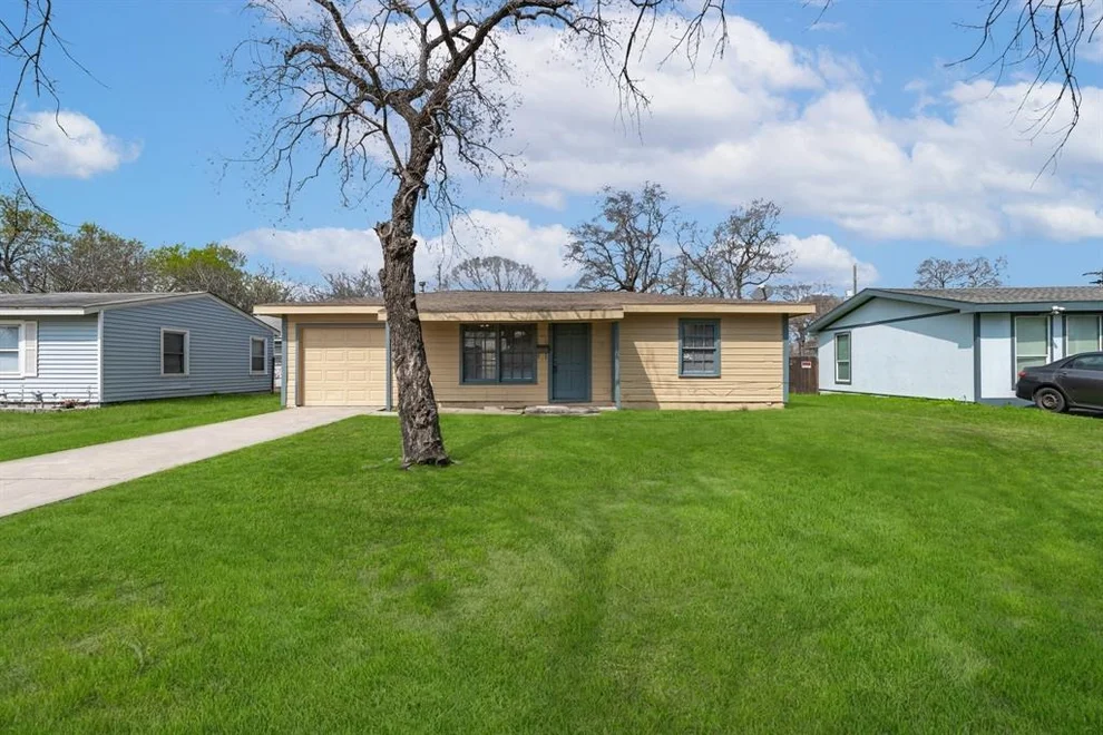 Unit for sale at 1910 1st Avenue N, Texas City, TX 77590