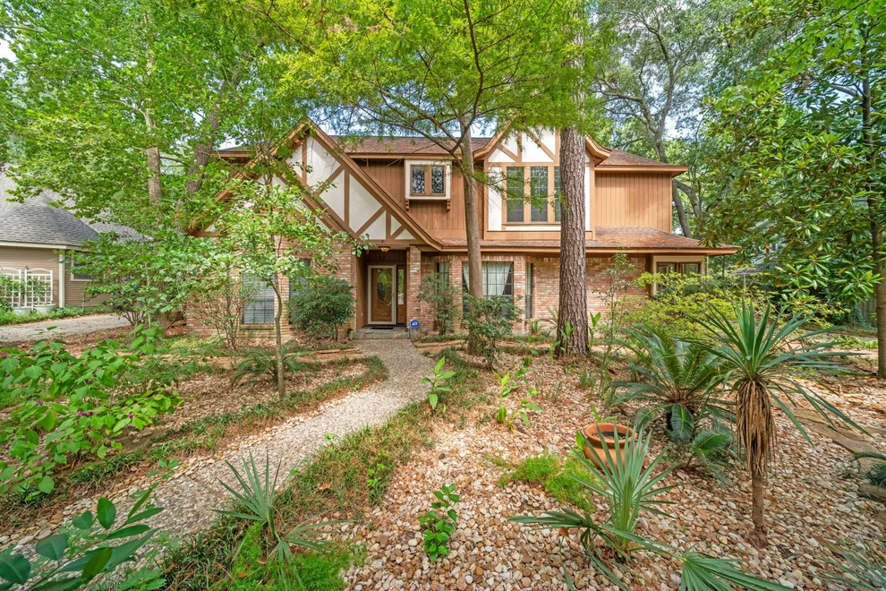 Unit for sale at 6 Thornhedge Court, The Woodlands, TX 77381