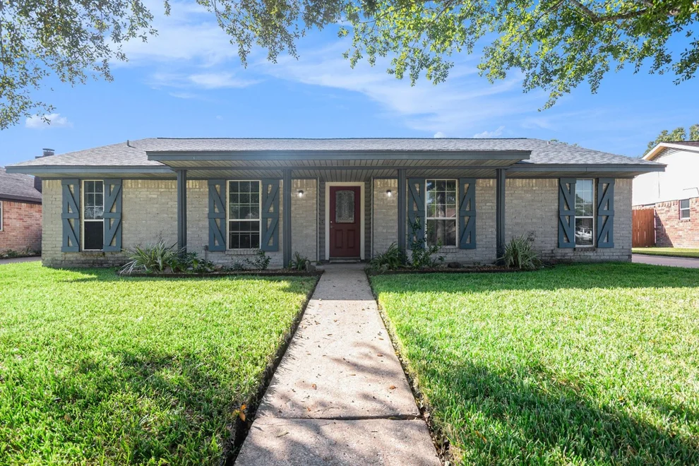 Unit for sale at 1920 Crooked Creek, Pearland, TX 77581