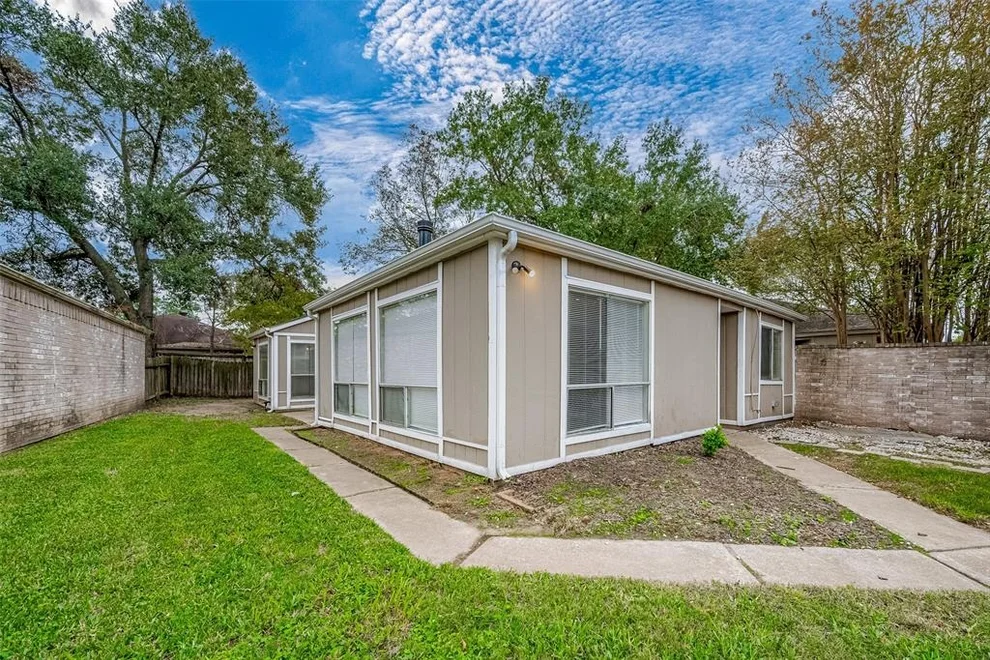 Unit for sale at 16115 Grassy Creek Dr, Houston, TX 77082
