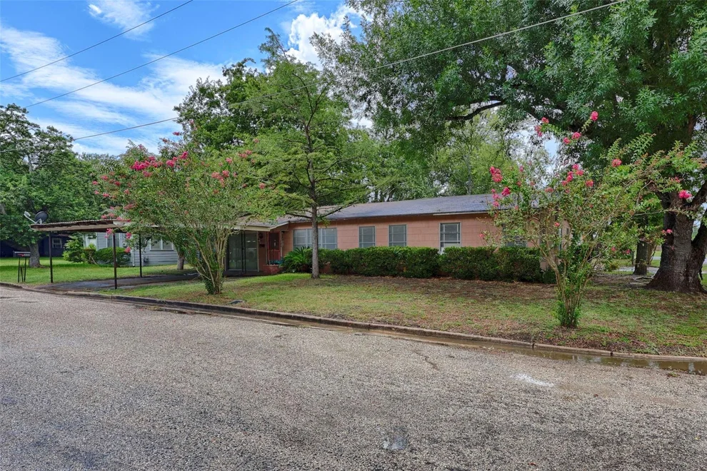 Unit for sale at 200 Young Street, Hallettsville, TX 77964