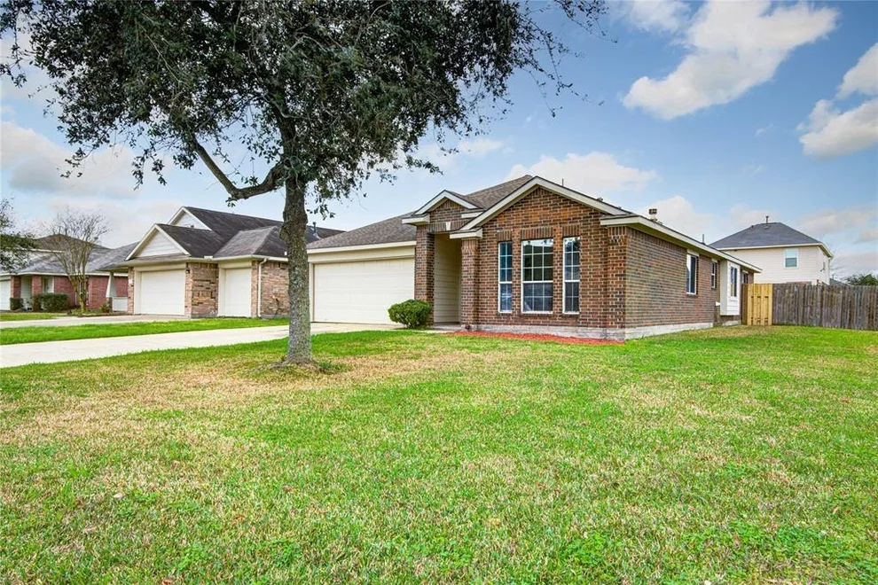 Unit for sale at 852 Grassy Knoll Trail, La Marque, TX 77568