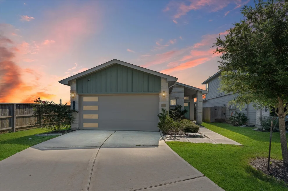 Unit for sale at 12503 Newport Arch Lane, Houston, TX 77047