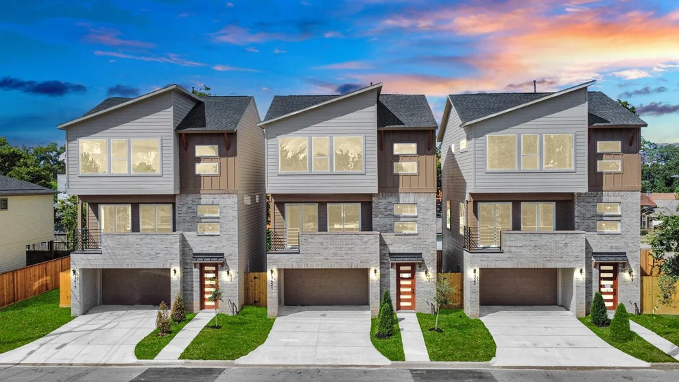 Unit for sale at 322 E 35 Th Street, Houston, TX 77018