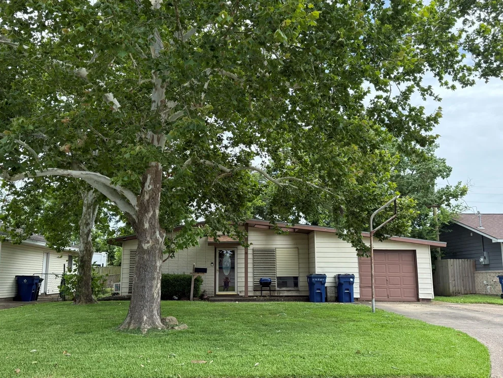 Unit for sale at 2213 17th Avenue N, Texas City, TX 77590