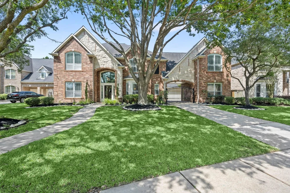 Unit for sale at 10103 Earlington Manor Drive, Spring, TX 77379