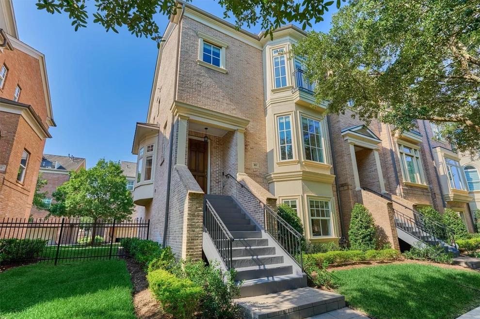 Unit for sale at 83 Colonial Row Drive, The Woodlands, TX 77380