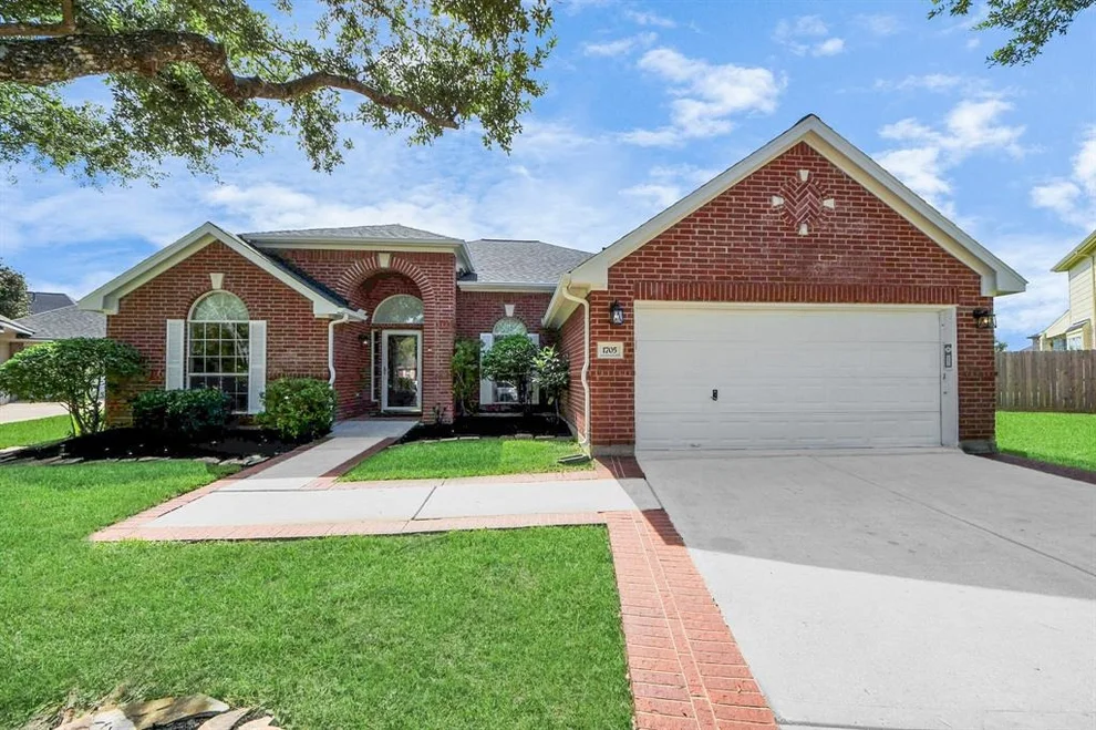Unit for sale at 1705 White Willow Lane, Pearland, TX 77581