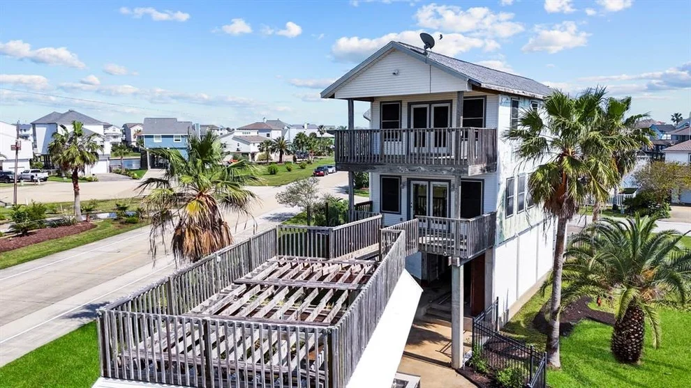 Unit for sale at 243 Bamaku  Bend Bend, Galveston, TX 77554