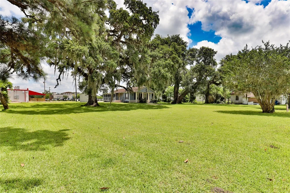 Unit for sale at 444 E Clay Street, West Columbia, TX 77486
