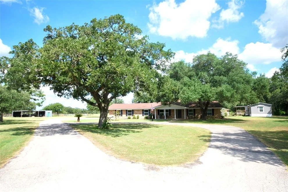 Unit for sale at 1706 Slaughter House Road, Flatonia, TX 78941
