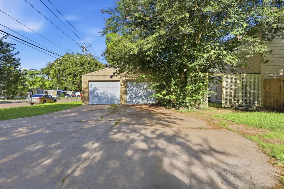Unit for sale at 1621 & 1623 W Adoue Street, Alvin, TX 77511