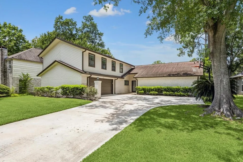 Unit for sale at 15719 Heatherdale Drive, Houston, TX 77059