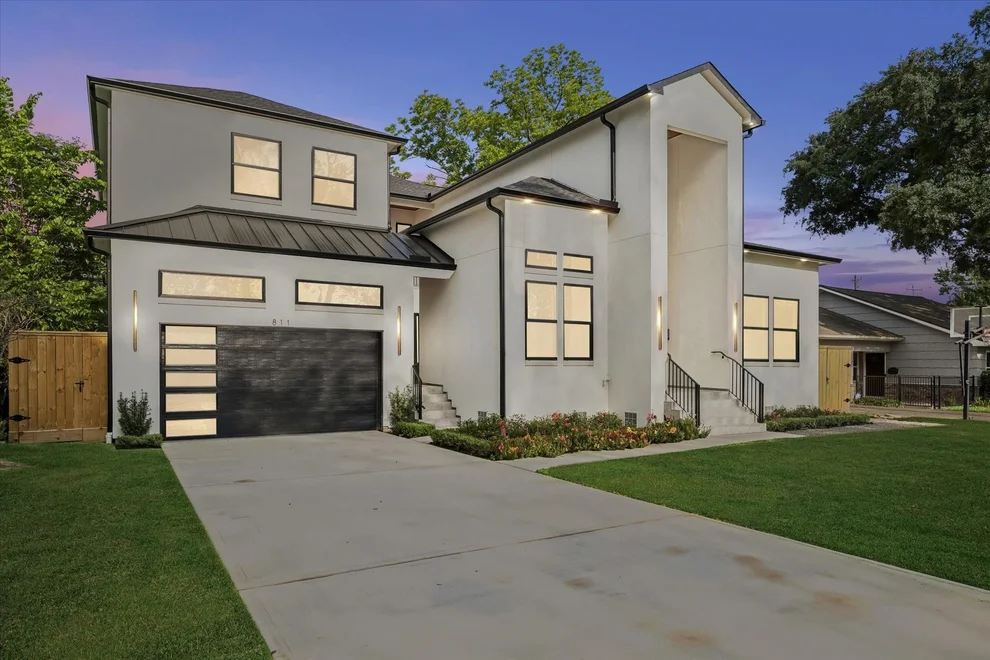 Unit for sale at 811 Woodstock, Bellaire, TX 77401