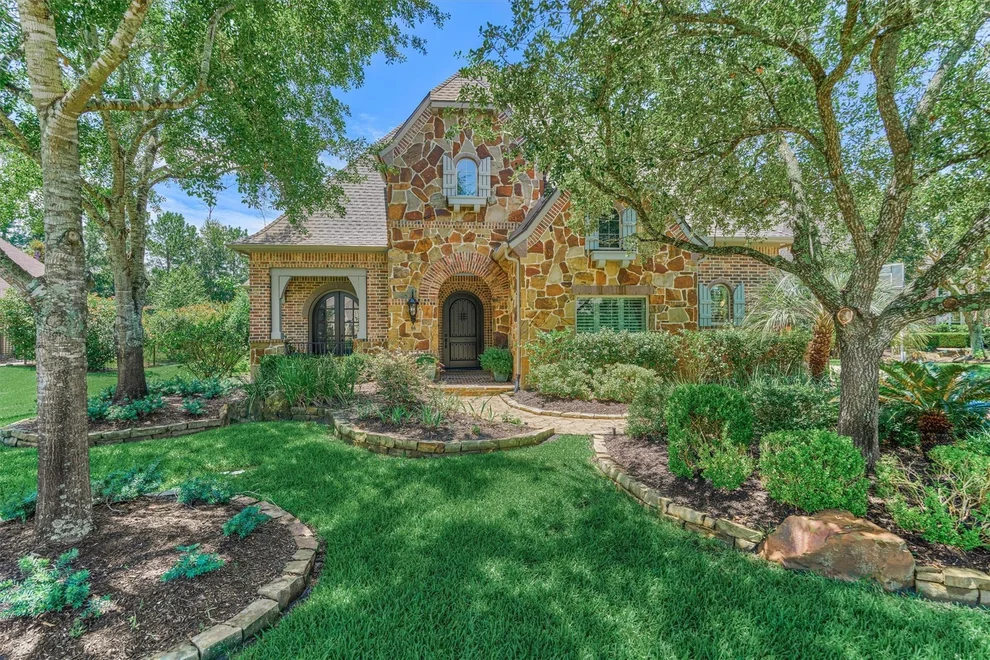 Unit for sale at 66 S Player Manor Circle, The Woodlands, TX 77382