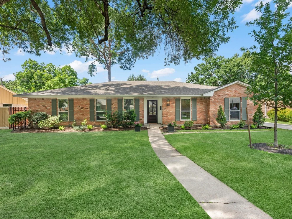 Unit for sale at 10627 Burgoyne Road, Houston, TX 77042