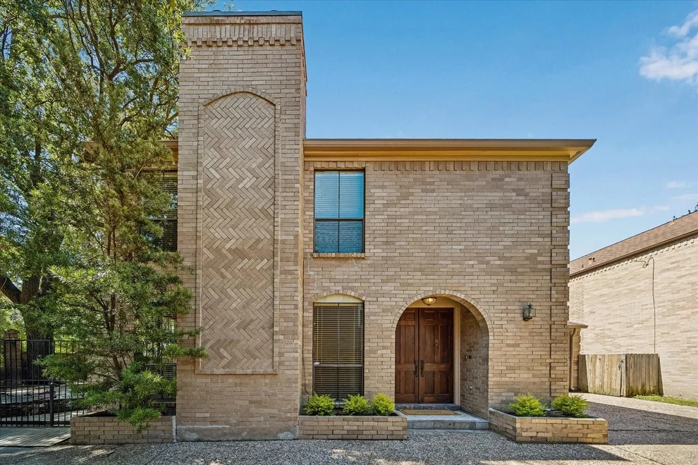 Unit for sale at 2522 Nantucket Drive, Houston, TX 77057