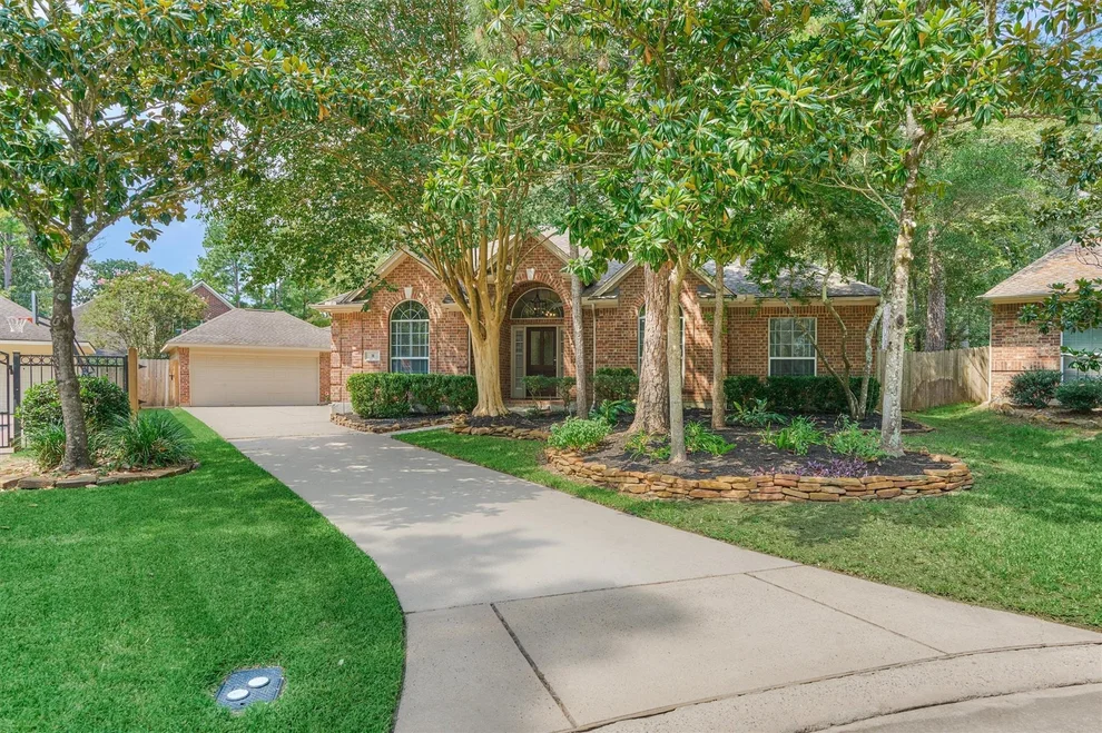 Unit for sale at 31 Rippled Pond Circle, The Woodlands, TX 77382