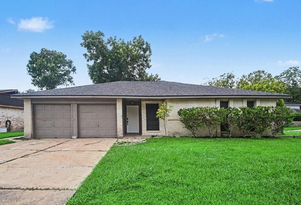 Unit for sale at 300 Castlelake Drive, Friendswood, TX 77546